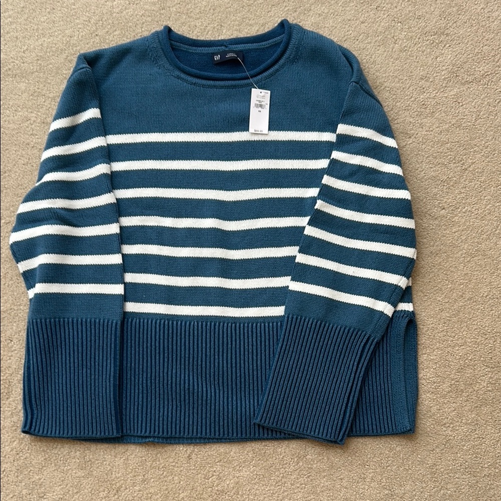 NWT Gap split hem roll neck sweater.